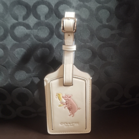 New Coach Luggage Tag with Sparkling Pink Celebrating Piggy Design - Picture 1 of 4